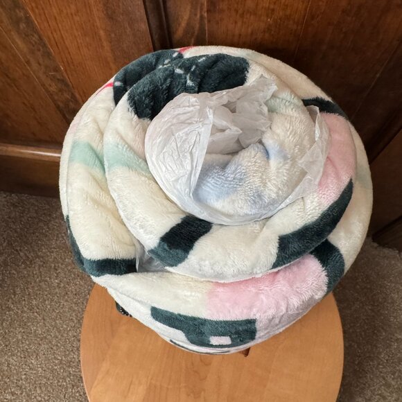 NWT PINK Victoria's Secret Argyle Cozy Plush Blanket 50" x 60" - Picture 6 of 7